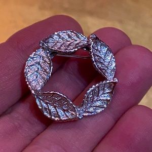$10 SALE!!! Vintage Small silver leaf wreath brooch, Jerry’s